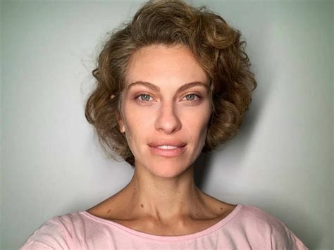 Lana Rhodes posa nua no banho e revela estratégia ousada.